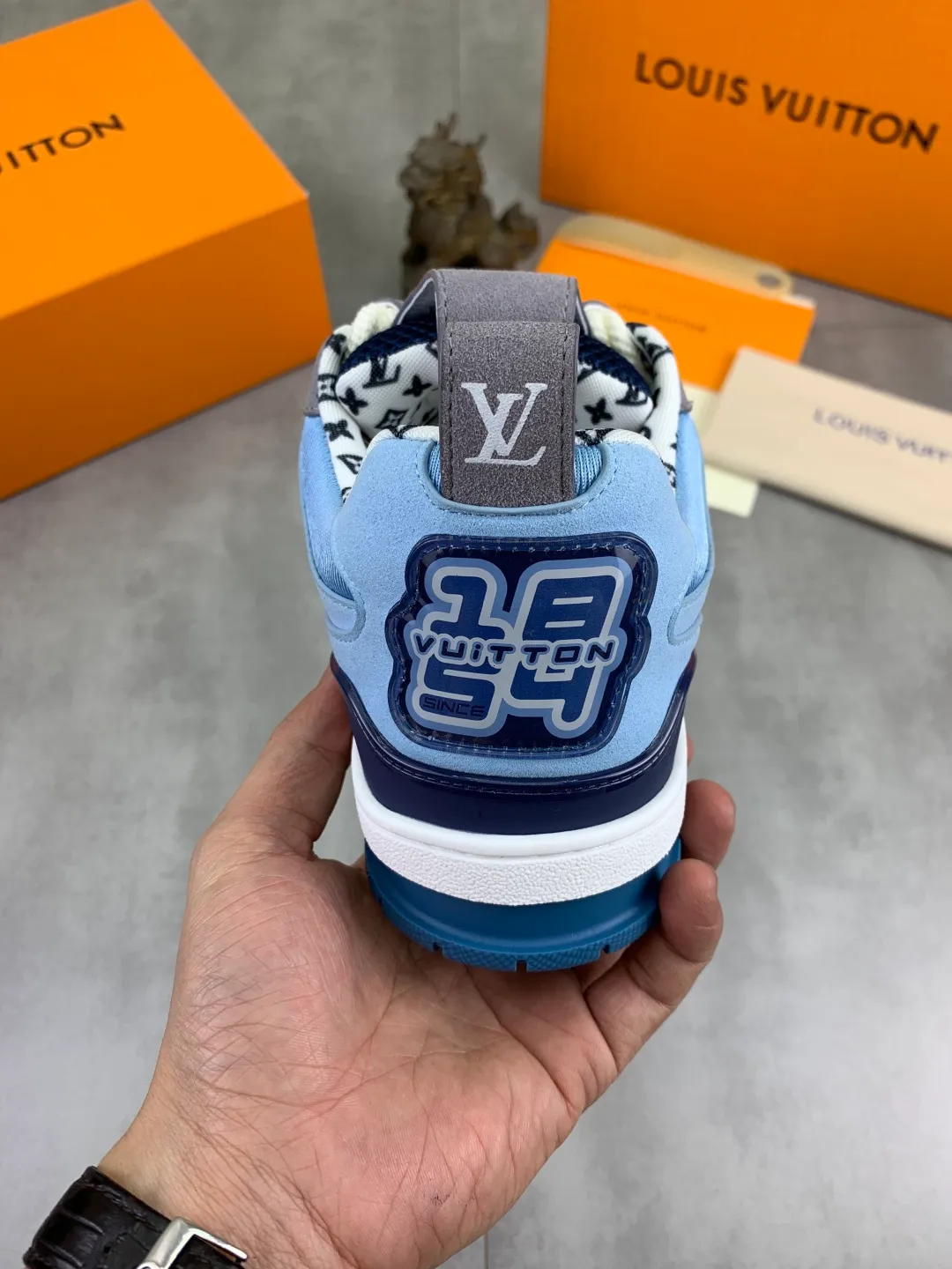Men's Men's Shoes 💰P660 New The new LV TRAINER series of sneakers are on sale. This LV Trainer sneaker reinterprets Virgil Abloh's classics with nubuck and grained cow leather, and is decorated with Monogram flowers on the rubber outsole of the same color. A deformed Monogram flower occupies the sides, contrasting with the asymmetric Louis and Vuitton logos at the rear. The original version was designed by Virgil Abloh and was inspired by vintage basketball shoes. Featuring LV monograms on the tongue and upper, a scripted Louis Vuitton logo on the sides and a #54 logo on the rear, the rubber outsole features Monogram flowers and continues the comfort of an innovative gel outsole. Comes with original drawer box and complete packaging! Color: 3️⃣colors available